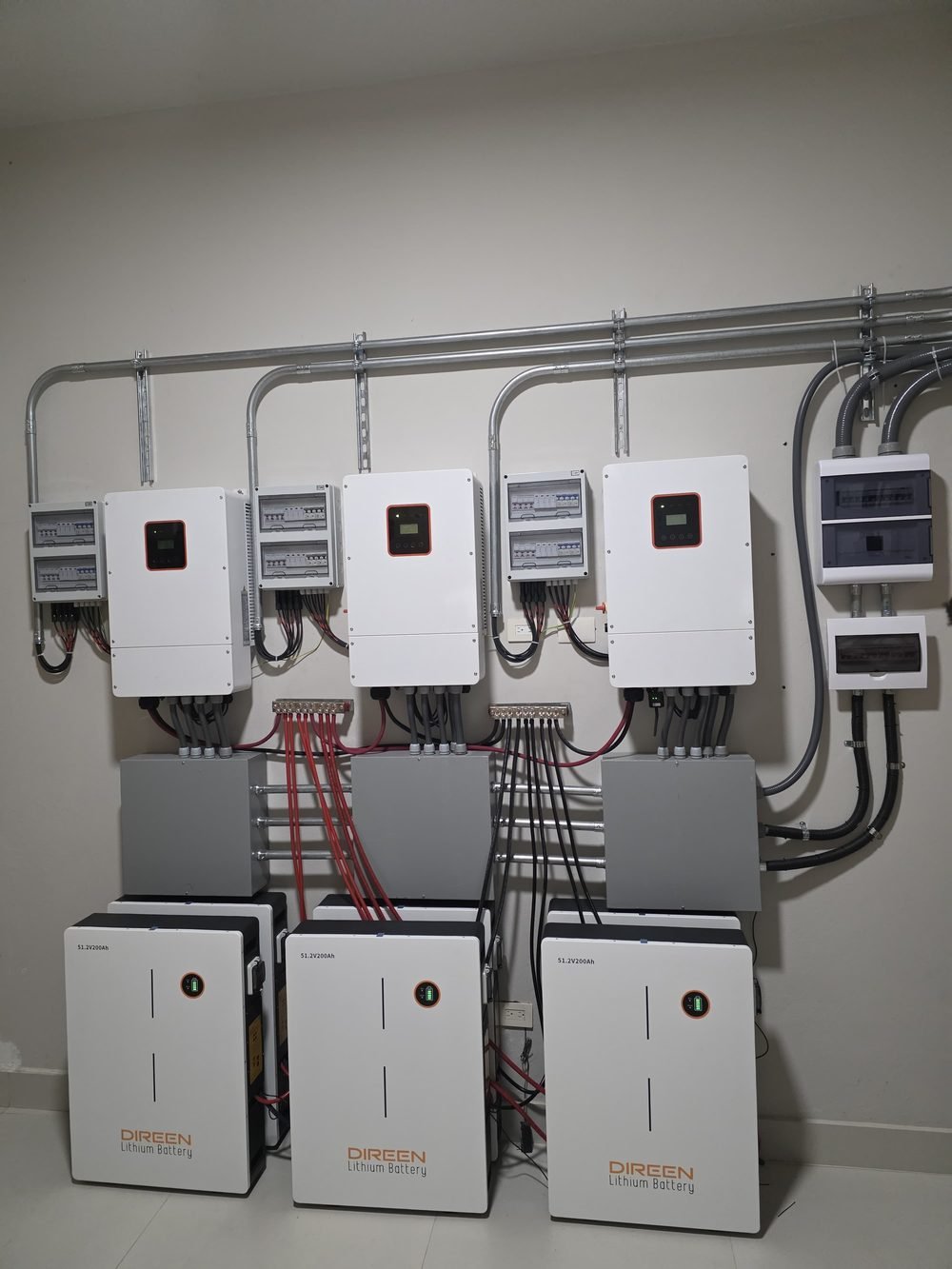 Instalación comercial de 6 baterías Direen con 3 inversores