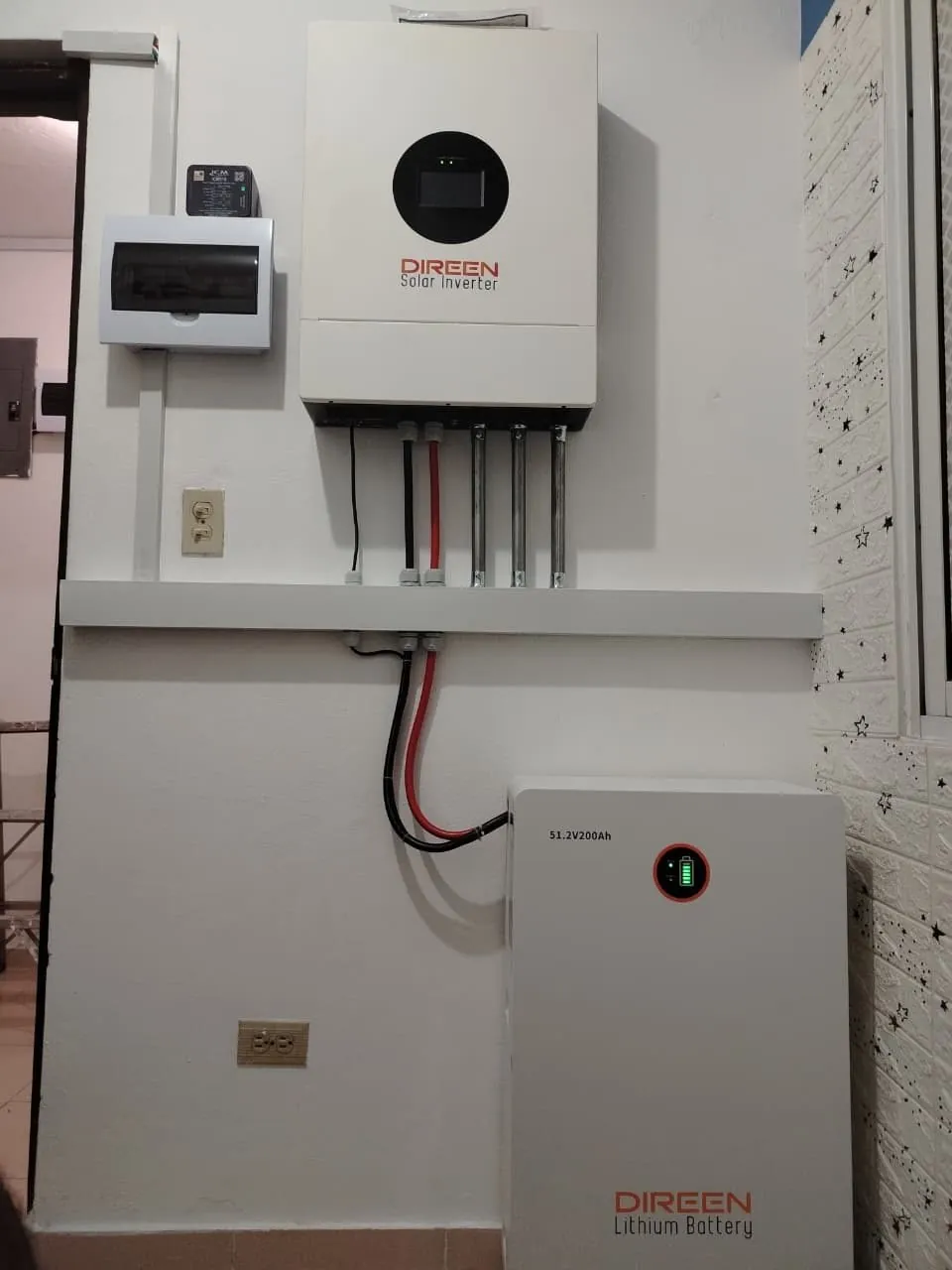 Batería de litio Direen 48V con inversor solar instalado
