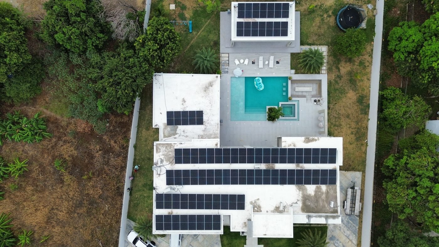 Instalación de paneles solares en techo residencial con piscina