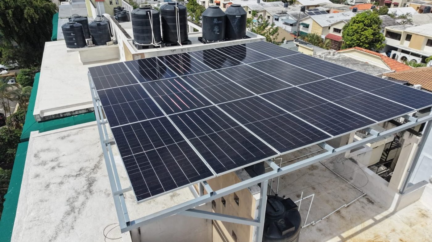 Instalación de paneles solares en techo con estructura elevada